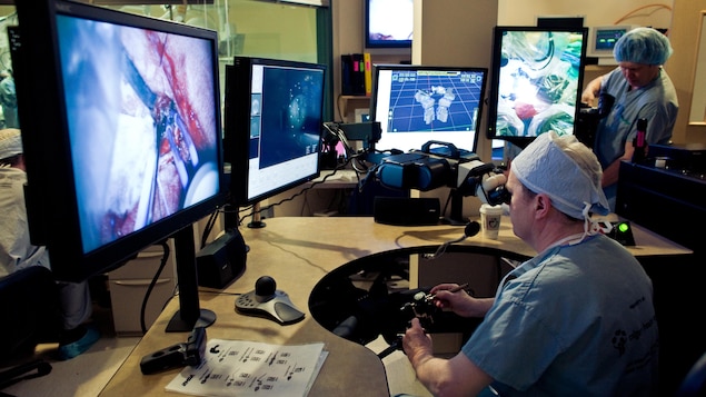 Une photo montre le Dr Garnette Sutherland de l'Université de Calgary qui retire une tumeur au cerveau à l'aide du neuroArm. Une technologie développée grâce au bras canadien. L'intervention neurochirurgicale robotisée permet de faciliter les chirurgies difficiles. Une photo montre le Dr Garnette Sutherland de l'Université de Calgary qui retire une tumeur au cerveau à l'aide du neuroArm. Une technologie développée grâce au bras canadien. L'intervention neurochirurgicale robotisée permet de faciliter les chirurgies difficiles. secteur spatial canadien don't let go canada