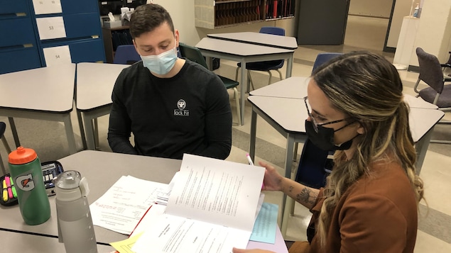 Chloé révise la copie d'un étudiant