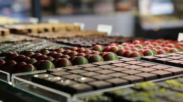 Des bonbons en chocolat dans une vitrine de magasin
