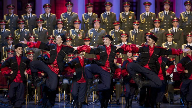 Des danseurs sur scène avec les Chœurs de l'Armée rouge, jeudi à Moscou Des danseurs sur scène avec les Chœurs de l'Armée rouge, jeudi à Moscou
