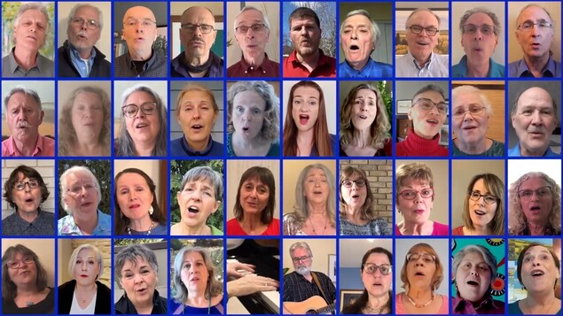 Ls photographies de 40 membres de la chorale Les blés au vent qui interprètent Sing me Home d'Alexis Normand.