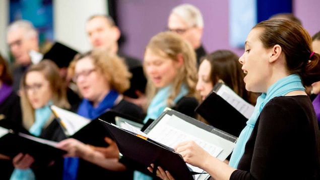Des choristes chantent.