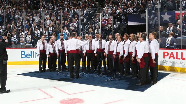 L’hymne ukrainien en ouverture du match Jets-Canadiens