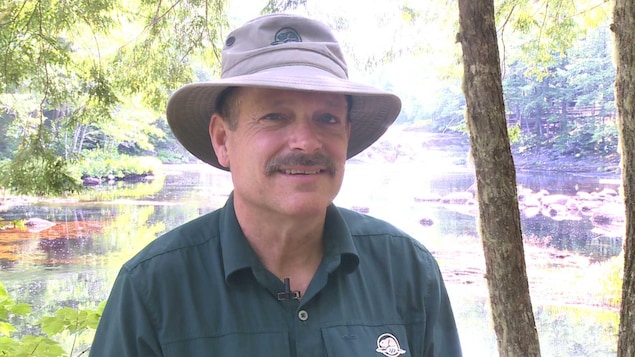 Chris McCarthy devant un cours d'eau au parc national Kejimkujik. Chris McCarthy devant un cours d'eau au parc national Kejimkujik.