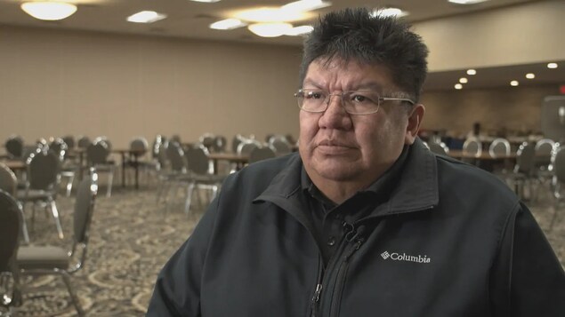 Chris Moonias dans un salle de conférence.