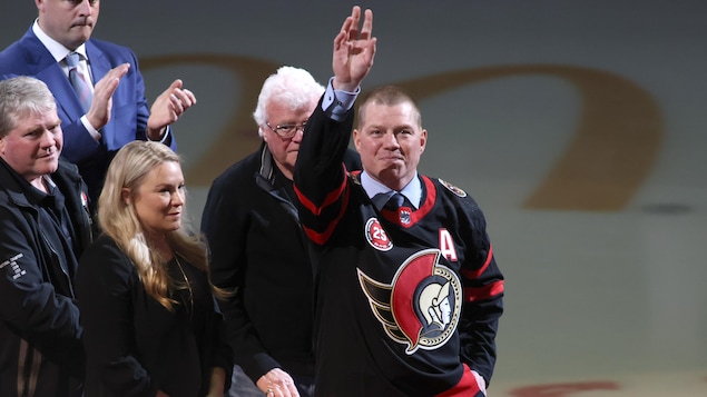 Les Sénateurs retirent le chandail de Chris Neil, mais perdent contre Chicago