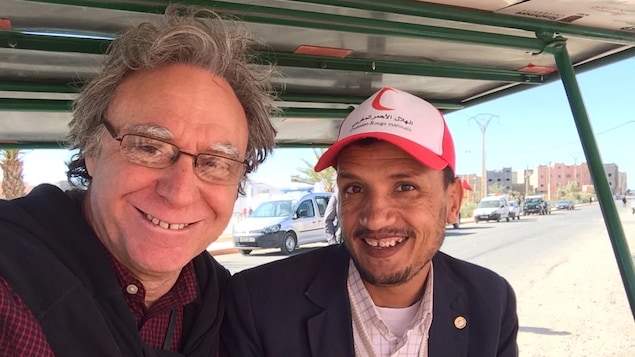 Roger Christen est assis à gauche et un représentant du Croissant-Rouge marocain est assis à droite, dans un véhicule de la compagnie Solar E-cycles. Roger Christen est assis à gauche et un représentant du Croissant-Rouge marocain est assis à droite, dans un véhicule de la compagnie Solar E-cycles.
