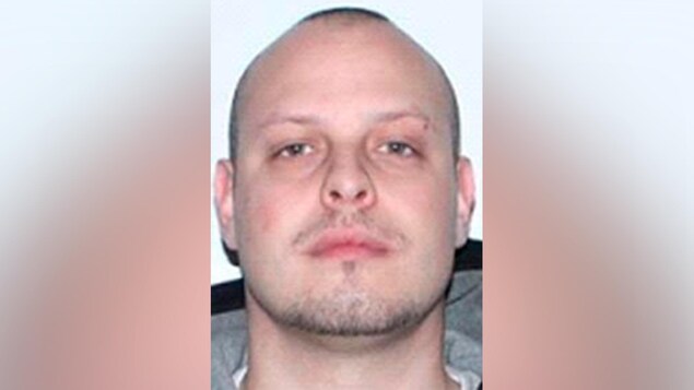 Portrait de Christian Dionne, un homme dans la trentaine au crâne rasé et aux yeux bruns.