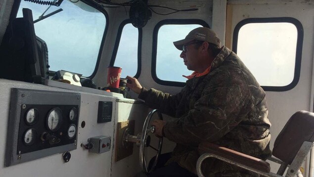 Christian Duguay à la barre de son bateau Christian Duguay à la barre de son bateau