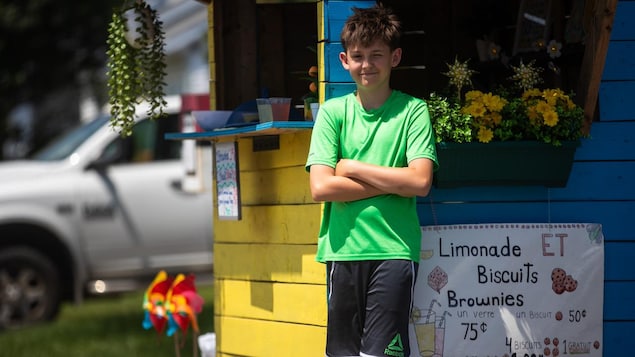 Christian devant son kiosque de limonade.