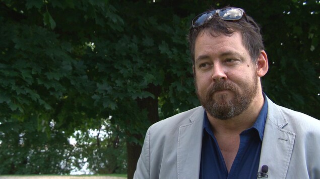 Christian Meilleur répond aux questions d'une journaliste. Christian Meilleur répond aux questions d'une journaliste.