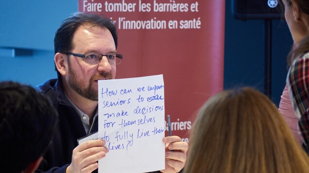 Christian Rocher présente son idée à d'autres participants.
