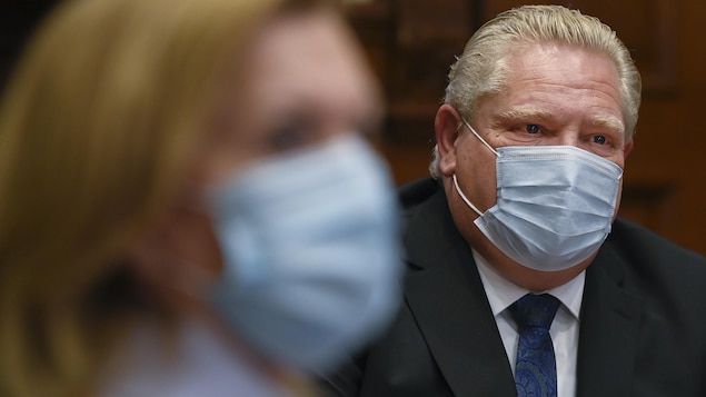 La vice-première ministre Christine Elliott et Doug Ford portent tous deux le masque.
