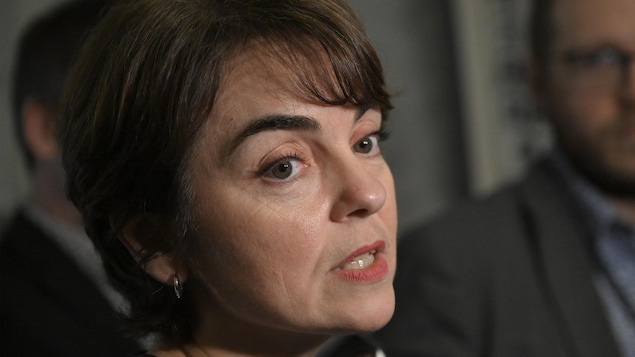 Christine Fréchette en mêlée de presse.