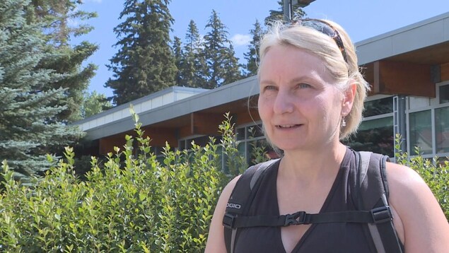 Christine Schelstraete se tient devant un bâtiment dans le village de Banff. Christine Schelstraete se tient devant un bâtiment dans le village de Banff.