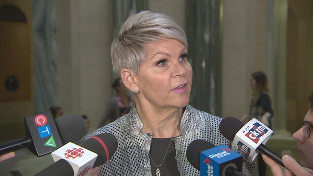 La ministre provinciale des Services correctionnels, Christine Tell, répond aux questions des reporters.