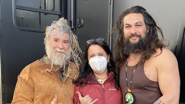 Jason Momoa reçoit un médaillon perlé confectionné par une artiste fransaskoise métisse