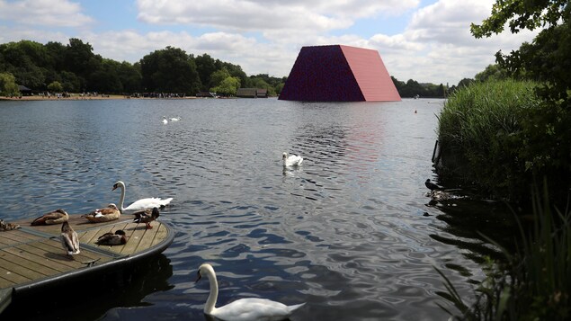 Le mastaba de 7500 bidons, installé par Christo dans Hyde Park à Londres. Le mastaba de 7500 bidons, installé par Christo dans Hyde Park à Londres.