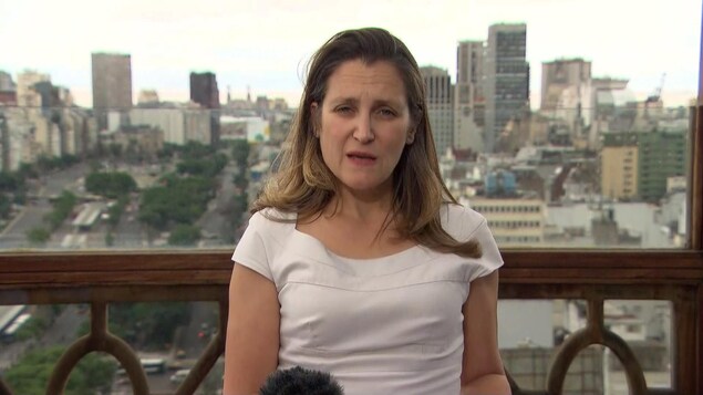 La ministre des Affaires étrangères du Canada, Chrystia Freeland s'adresse aux journalistes.