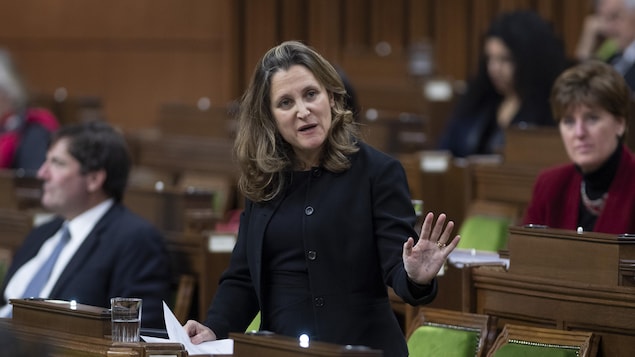 Chrystia Freeland, debout à la Chambre des communes.