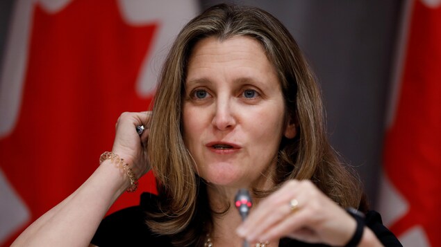 Gros plan de Chrystia Freeland durant un point de presse.
