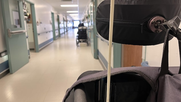 Un fauteuil roulant dans le corridor d'un CHSLD.