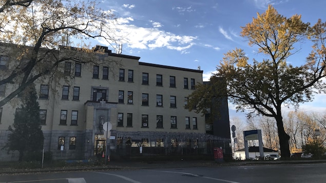 La façade du CHSLD du Fargy, l'automne.