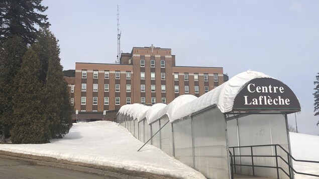 Façade du CHSLD Laflèche, l'hiver.