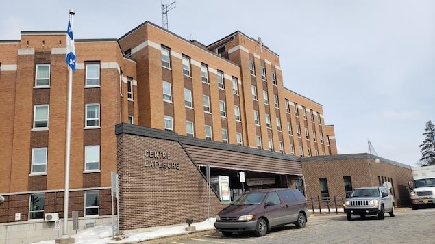 Façade d'un CHSLD, en hiver.