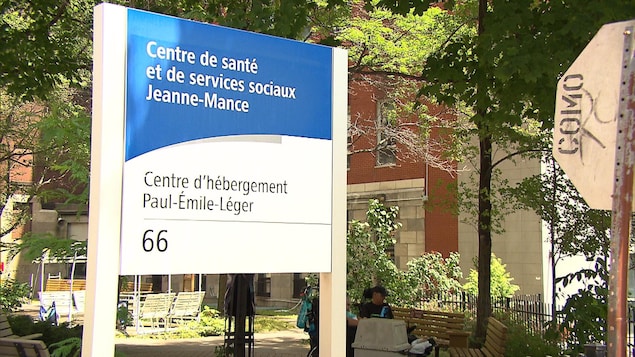 Panneau sur lequel est écrit Centre de santé et de services sociaux Jeanne-Mance - Centre d'hébergement Paul-Émile-Léger