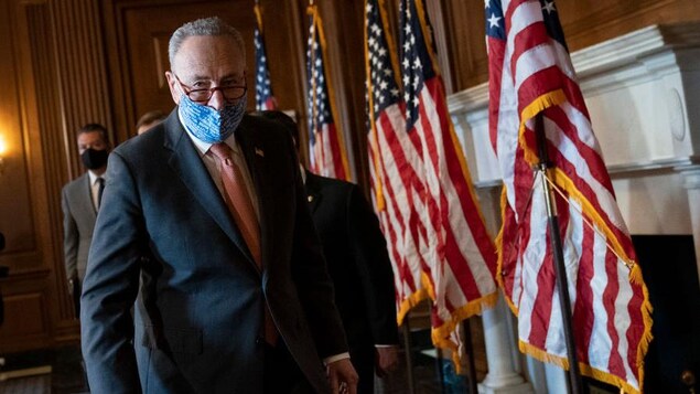 Chuck Schumer, la bouche couverte d'un masque.