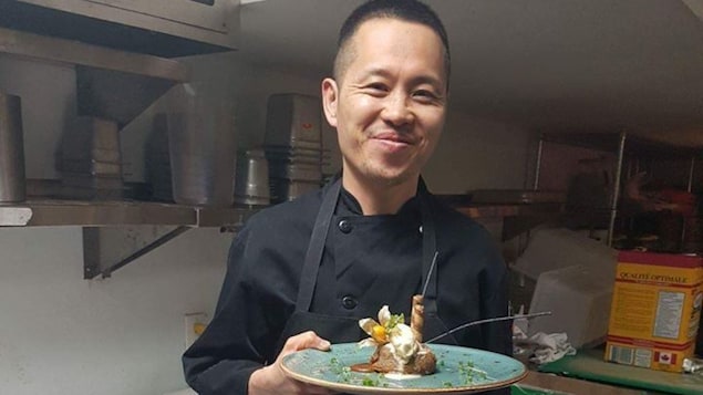 Chul Min (Eddie) Kang travaillait comme chef cuisinier. Chul Min (Eddie) Kang travaillait comme chef cuisinier.