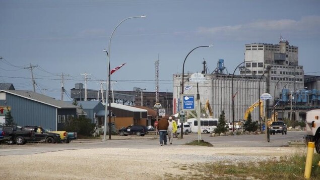 Des passants marchent dans une rue à Churchill.