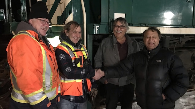 Le maire de Churchill Mike Spence avec un résident de la ville et deux opérateurs du train. Le maire de Churchill Mike Spence avec un résident de la ville et deux opérateurs du train.