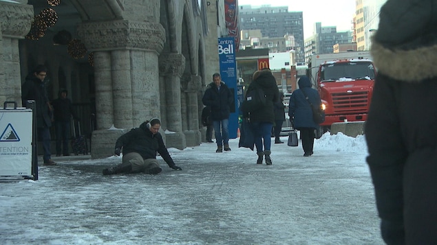 Une femme est tombée sur les fesses devant la gare Centrale de Montréal.
