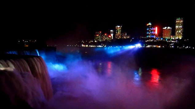 Un immense faisceau de lumière illumine les chutes Niagara