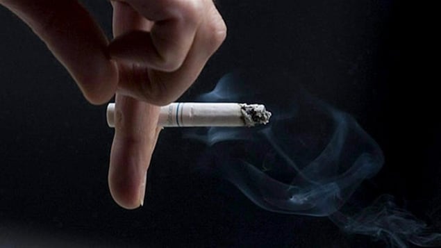 Une cigarette entre les doigts (archives)