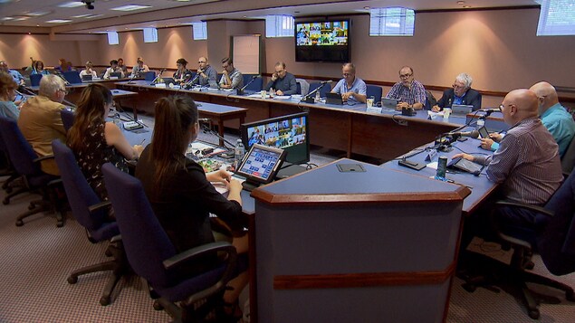 À Baie-Comeau, les séances publiques du conseil d'administration du CISSS de la Côte-Nord se tiennent dans cette salle. À Baie-Comeau, les séances publiques du conseil d'administration du CISSS de la Côte-Nord se tiennent dans cette salle.