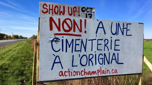 « Non! À une cimenterie à L'Orignal », peut-on lire sur une pancarte