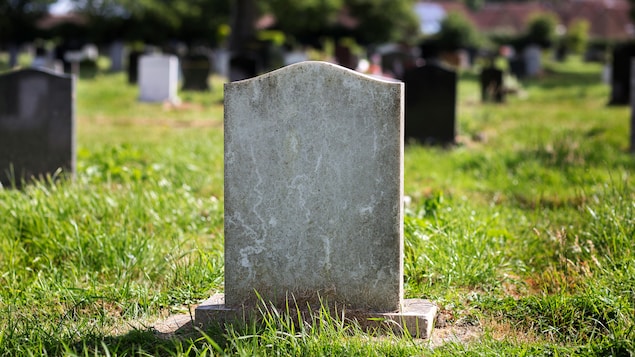 Une pierre tombale sans nom dans un cimetière