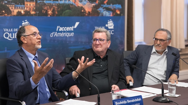 Le coordonnateur par intérim du projet de cimetière, Boufeldja Benabdallah, le maire Régis Labeaume et le président du CCIQ, Mohamed Labidi