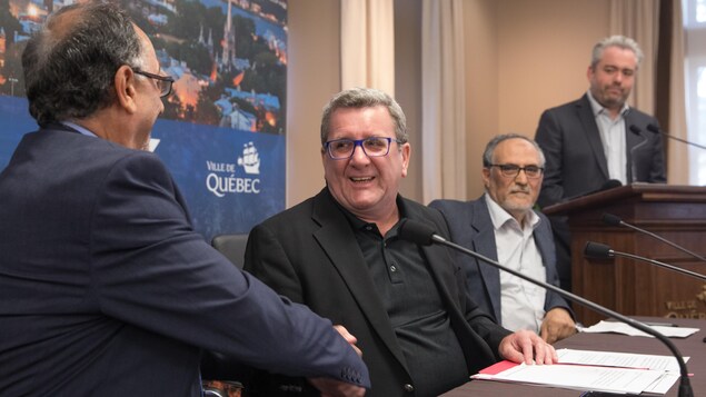 Le coordonnateur par intérim du projet de cimetière, Boufeldja Benabdallah, le maire Régis Labeaume et le président du CCIQ, Mohamed Labidi Le coordonnateur par intérim du projet de cimetière, Boufeldja Benabdallah, le maire Régis Labeaume et le président du CCIQ, Mohamed Labidi