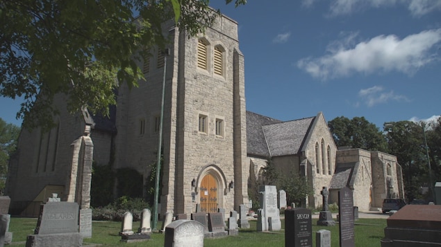 Une cathédrale anglicane, et en avant-plan, son cimetière.