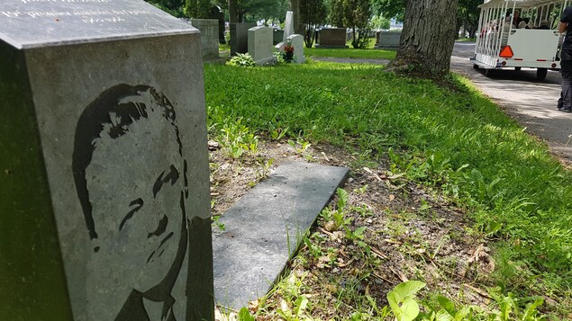La tombe de l'ancien premier ministre Jean Lesage au cimetière Notre-Dame-de-Belmont. La tombe de l'ancien premier ministre Jean Lesage au cimetière Notre-Dame-de-Belmont.