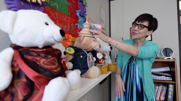 Cindy Blackstock avec des peluches.