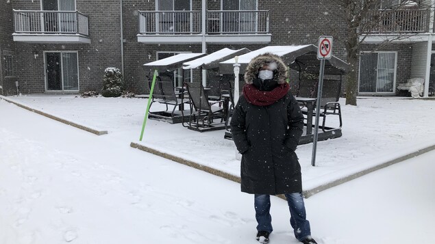 Cindy Croteau devant une résidence pour aînés.