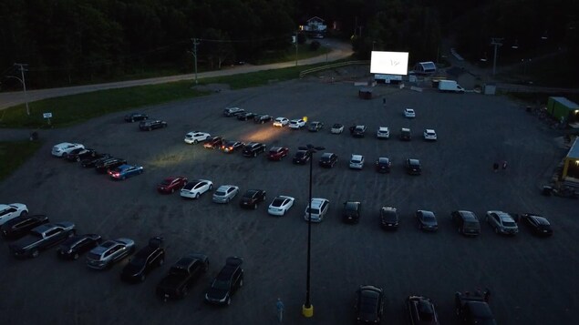 Des voitures dans un ciné-parc.