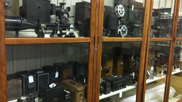 Plusieurs appareils cinématographiques provenant de la collection de François Lemai. 