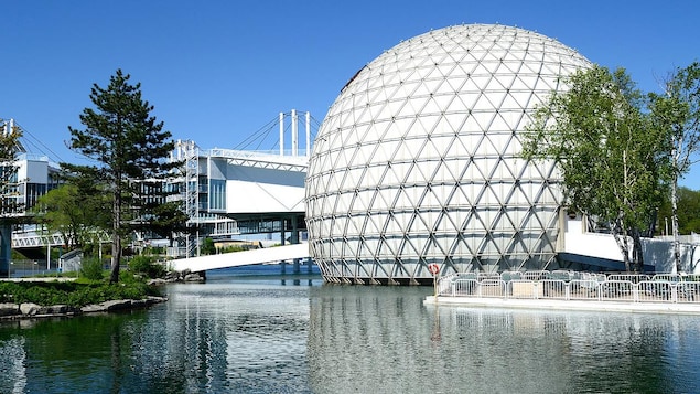 Le bâtiment en forme de sphère entouré d'eau Le bâtiment en forme de sphère entouré d'eau