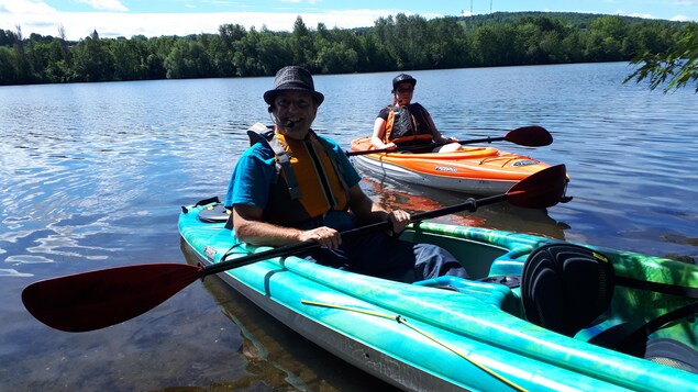 Deux guides en kayak sur le lac.